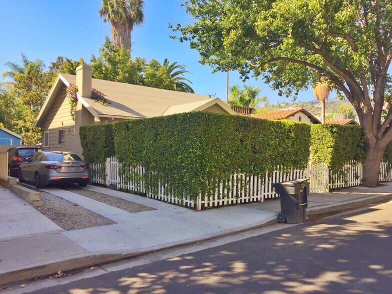 3 car parking driveway - 849 N West Knoll Dr