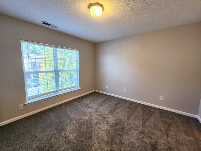 Building Photo - 2 Bedroom Townhome in Matthews!!