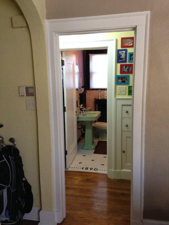 Vintage tiled bathroom w/ built-in - 1820 Pleasant St