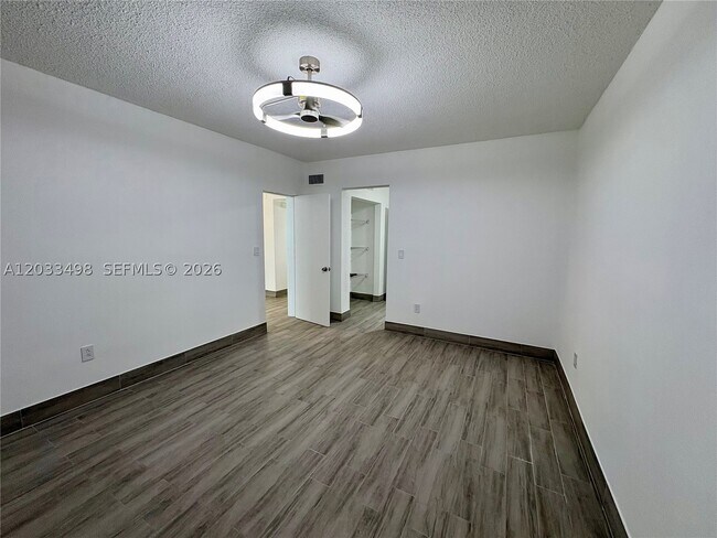 Building Photo - 1591 NE Miami Gardens Dr
