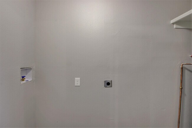 Building Photo - 20 Hiland Pl