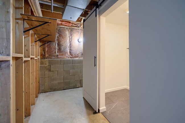 Building Photo - 651 Dovalon Pl