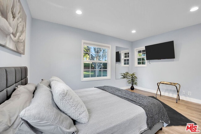 Building Photo - 8345 White Oak Ave