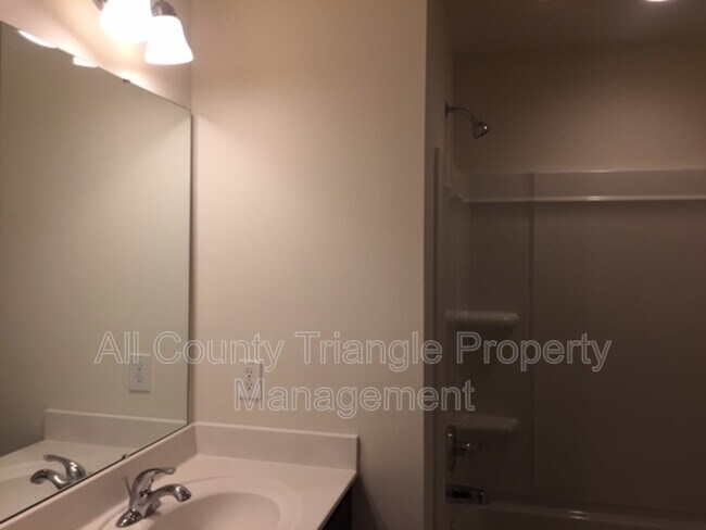 Building Photo - 412 Irving Way