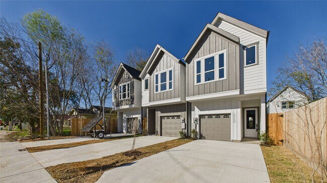 Building Photo - 5028 Creekmont Dr