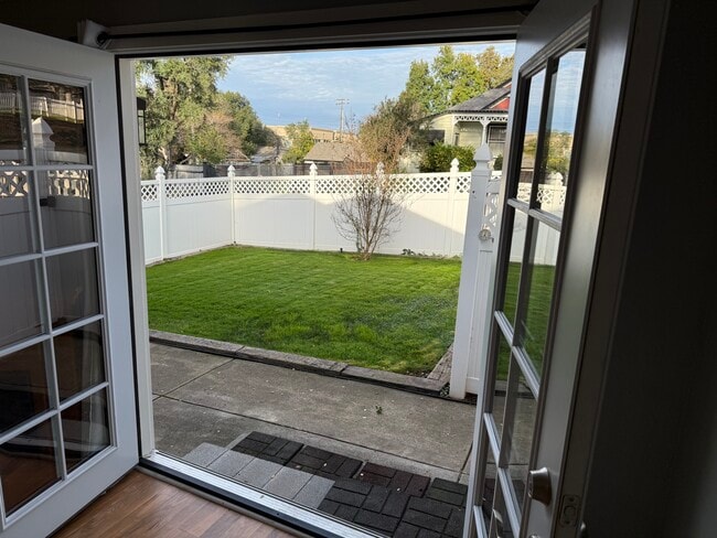 Building Photo - 1000 Figueroa St