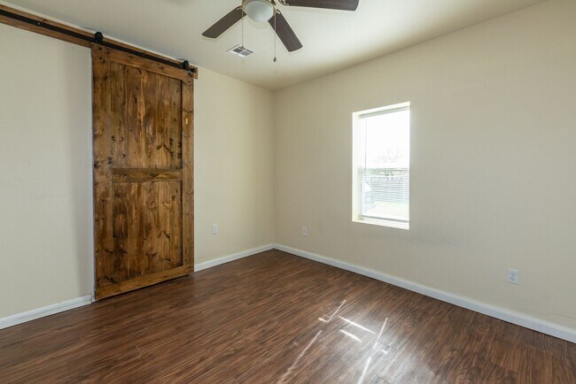 Building Photo - Beautiful 3 Bed 2 bath Coming Soon in Cowe...
