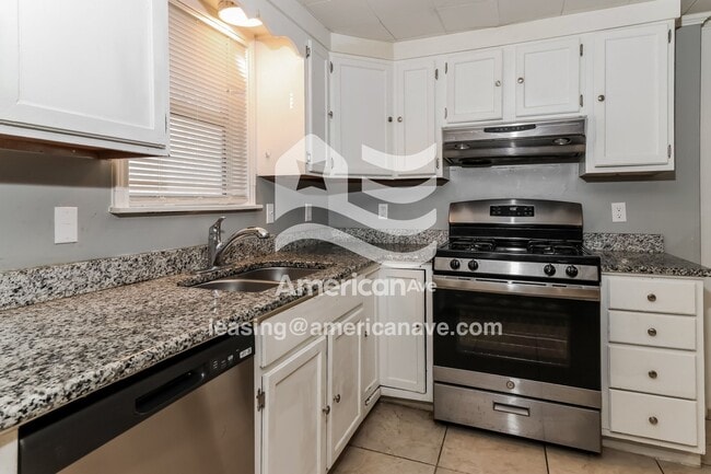 Building Photo - 1318 E Woodruff Ave