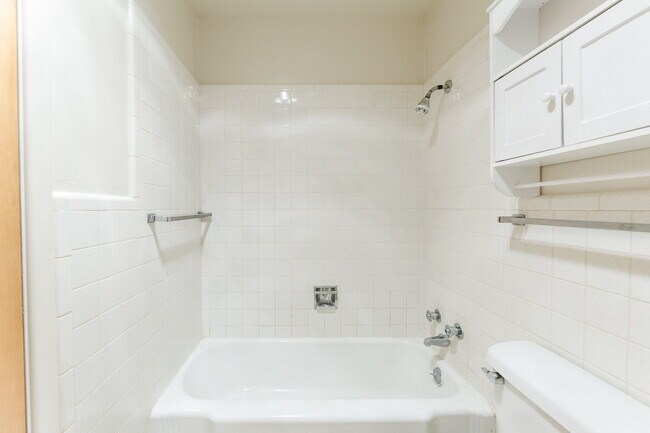 Building Photo - Remodeled throughout, 3/2/1