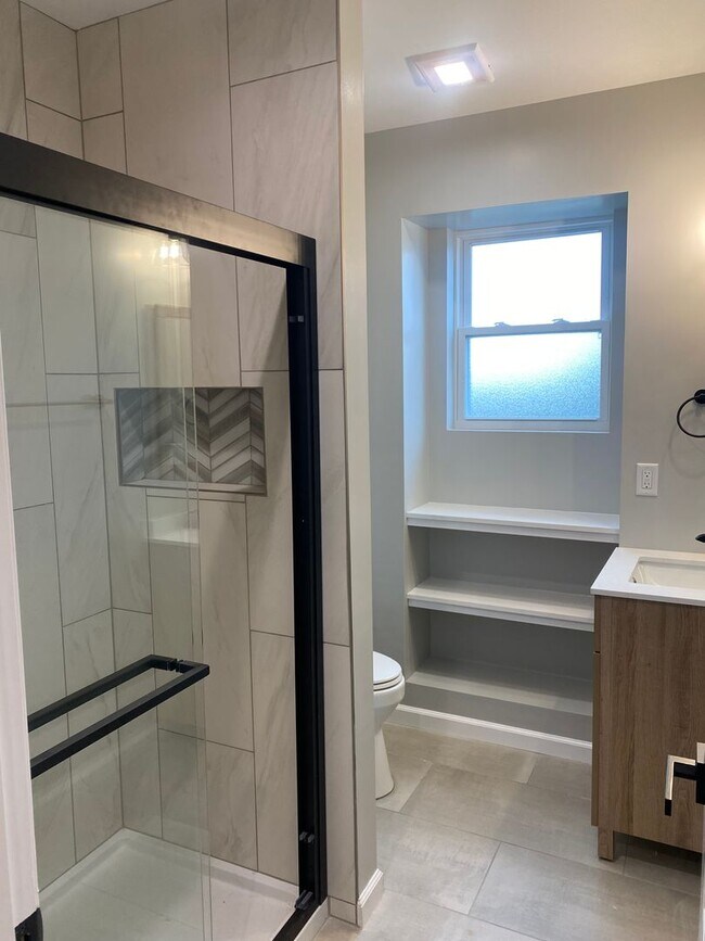 Building Photo - Beautiful Renovated Condo in The Hill