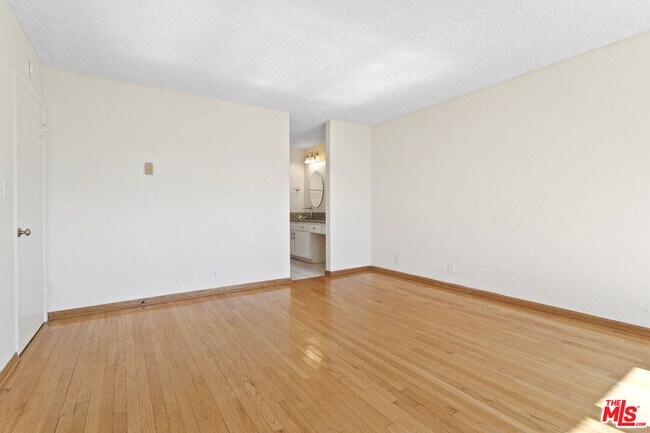 Building Photo - 11916 Goshen Ave