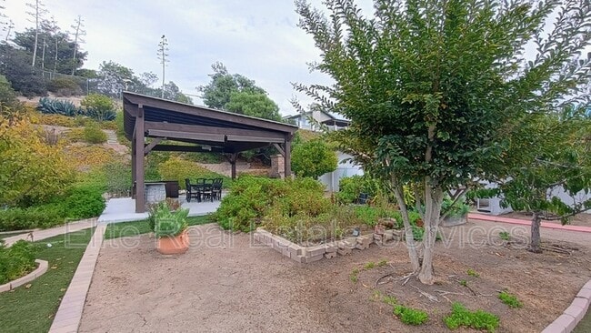 Building Photo - 255 Camino Del Cerro Grande