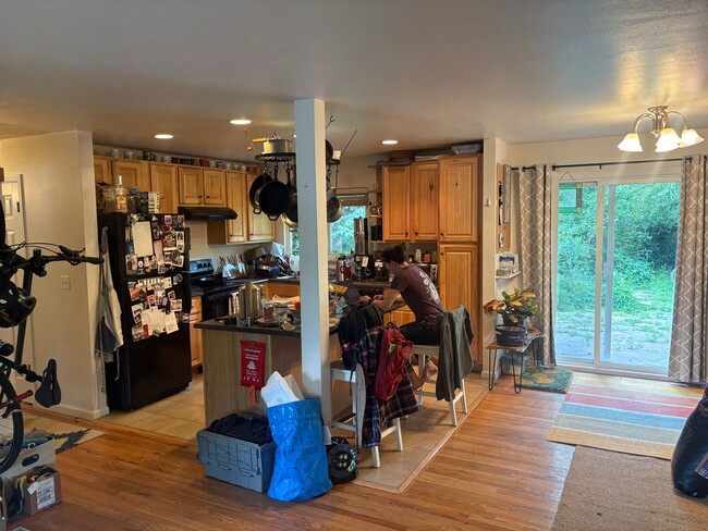 Building Photo - 3 Bed + Office 2 Bath Ranch Home with Larg...
