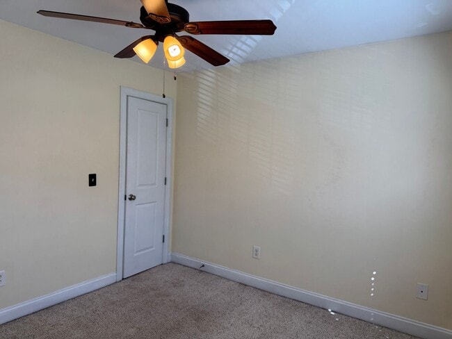 Building Photo - Beautiful Home in River Bluffs