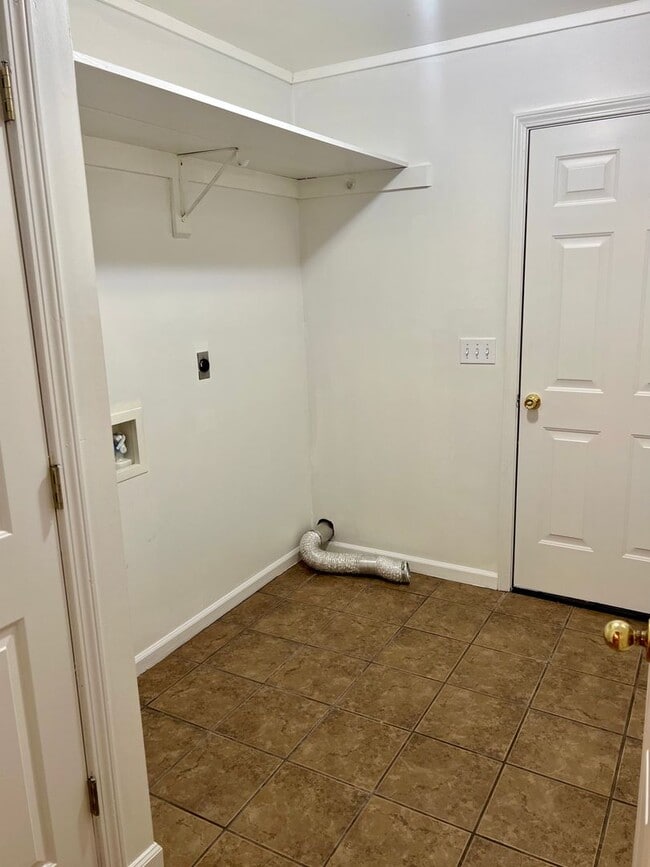 Building Photo - For rent 3 bedroom, 2 bath.