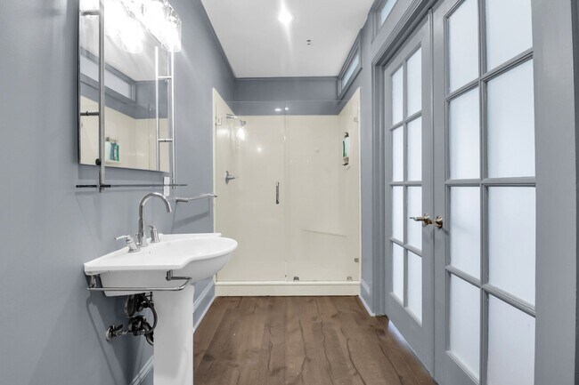 Building Photo - Stunning Corner Loft in the Heart of Historic Downtown Savannah