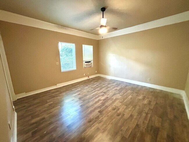 Building Photo - Downstairs 1BD/1BA Near San Antonio College – Easy Access, Central Location!