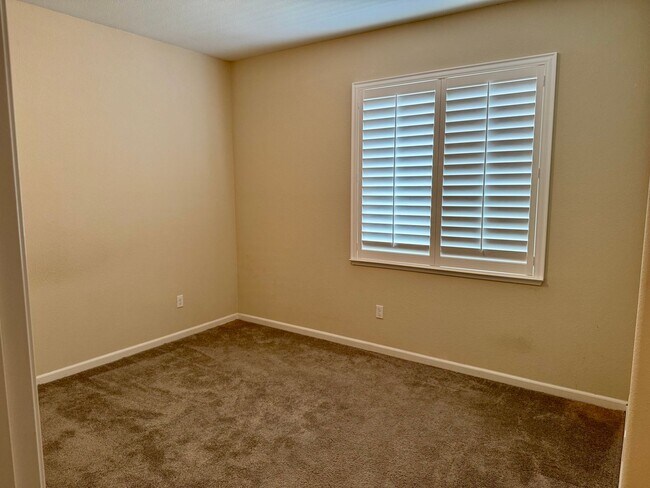 Building Photo - Spacious 4 Bedroom 3 1/2 Bath Home Available Now