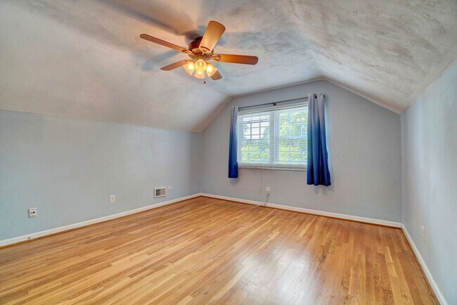 Building Photo - Fabulous 4-Bedroom Great Neck Home Ready 0...