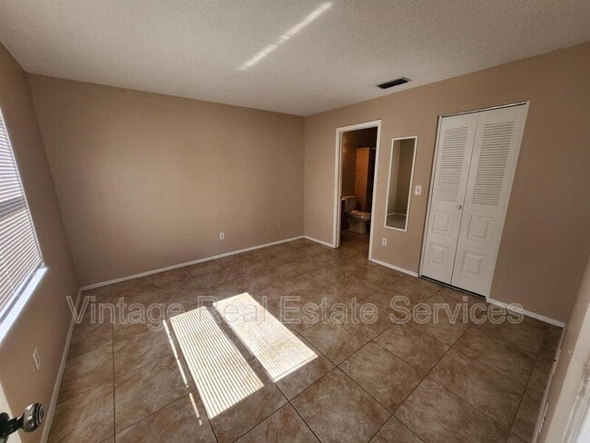 Building Photo - 905 Old Field Dr