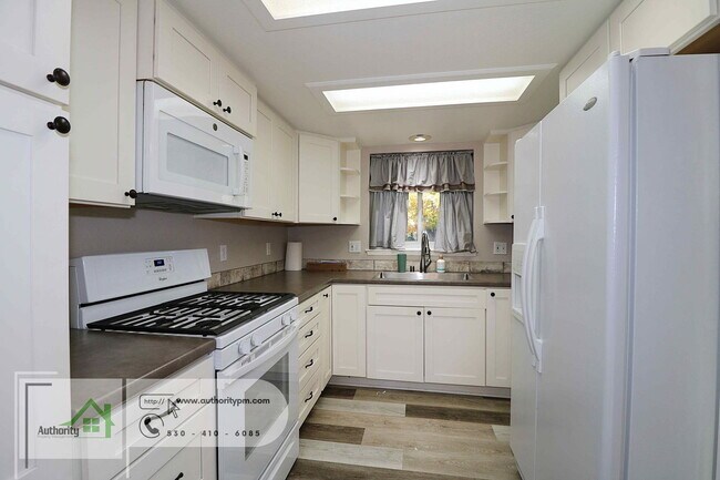 Building Photo - 2202 Canal Dr
