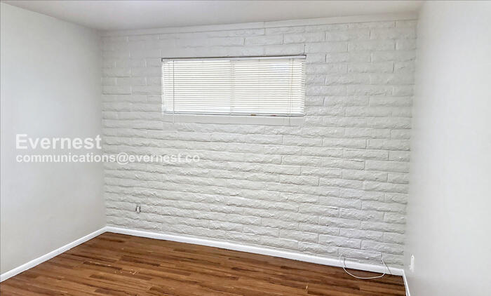 Building Photo - 825 E 5th St