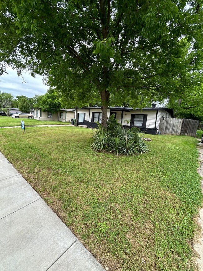 Building Photo - 805 Biggs Terrace