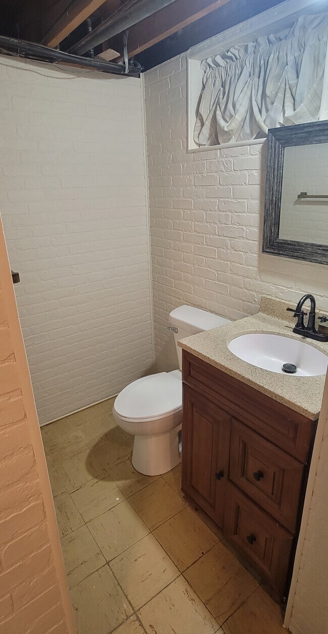 Building Photo - 2232 S 34th St