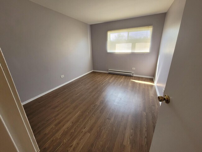 Building Photo - 850 E Old Willow Rd