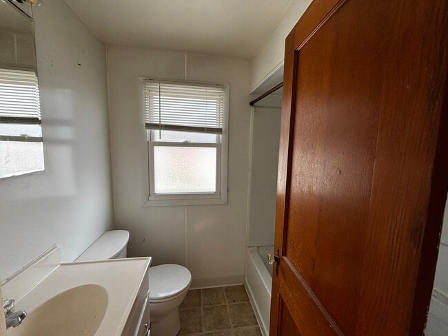 Building Photo - Charming Single Family Home for Rent - Excellent Grove City Location!