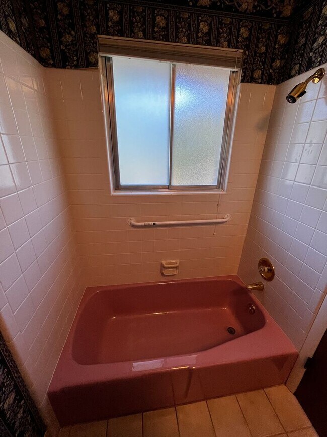 Building Photo - Beautiful 6 Bedroom/4 Bathroom in Centerville