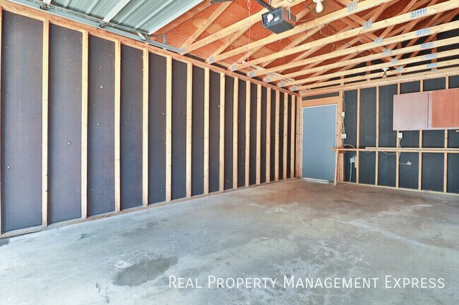 Building Photo - Lovely 2 Bedroom 2.5 Bathroom Townhome