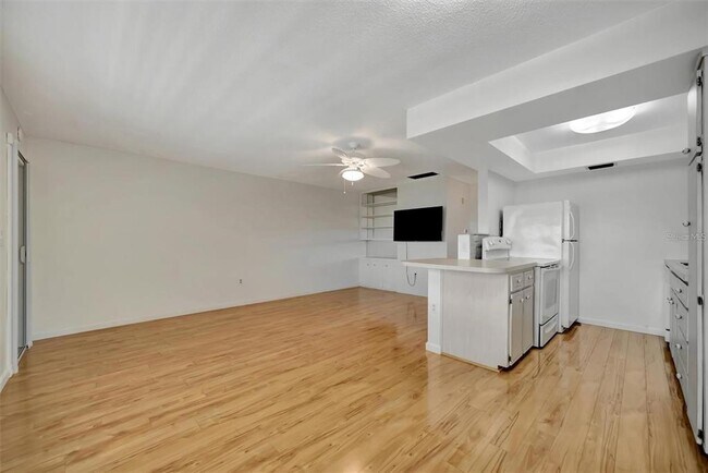 Building Photo - 650 Pinellas Point Dr S