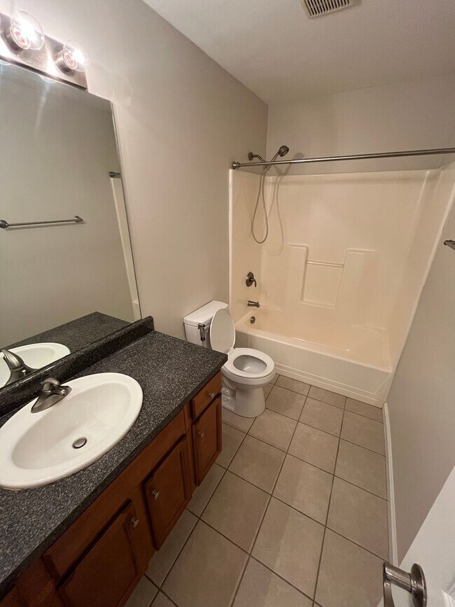 Building Photo - Newly Renovated 3 Bed 2.5 Bath Townhouse A...