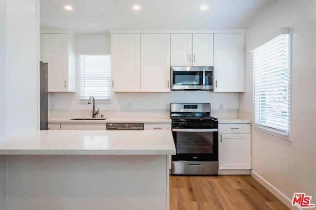 Building Photo - 815 W Glenoaks Blvd