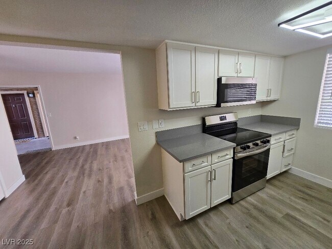 Building Photo - 5260 River Glen Dr