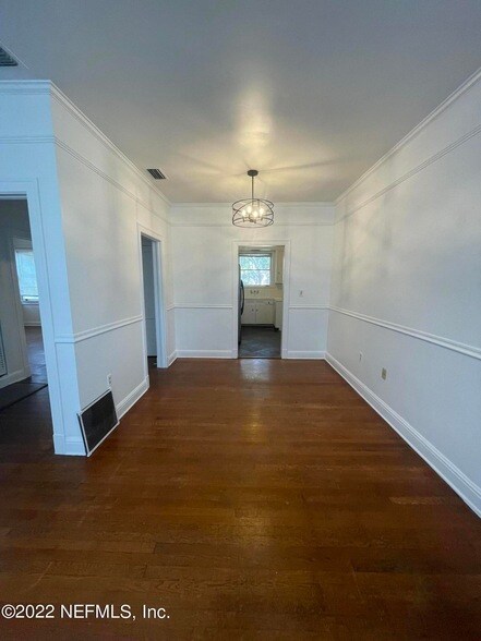 Building Photo - 2746 Vernon Terrace