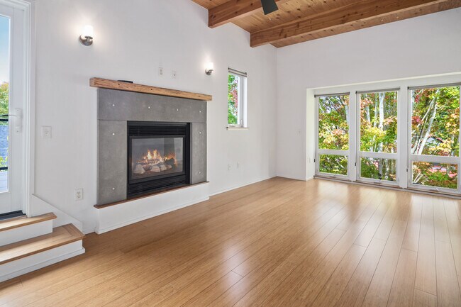 Building Photo - 504 NE Brazee St