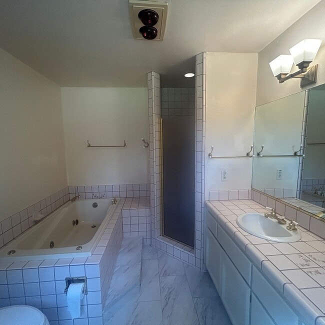 Building Photo - Beautiful Lake Wildwood Home with private back yard.