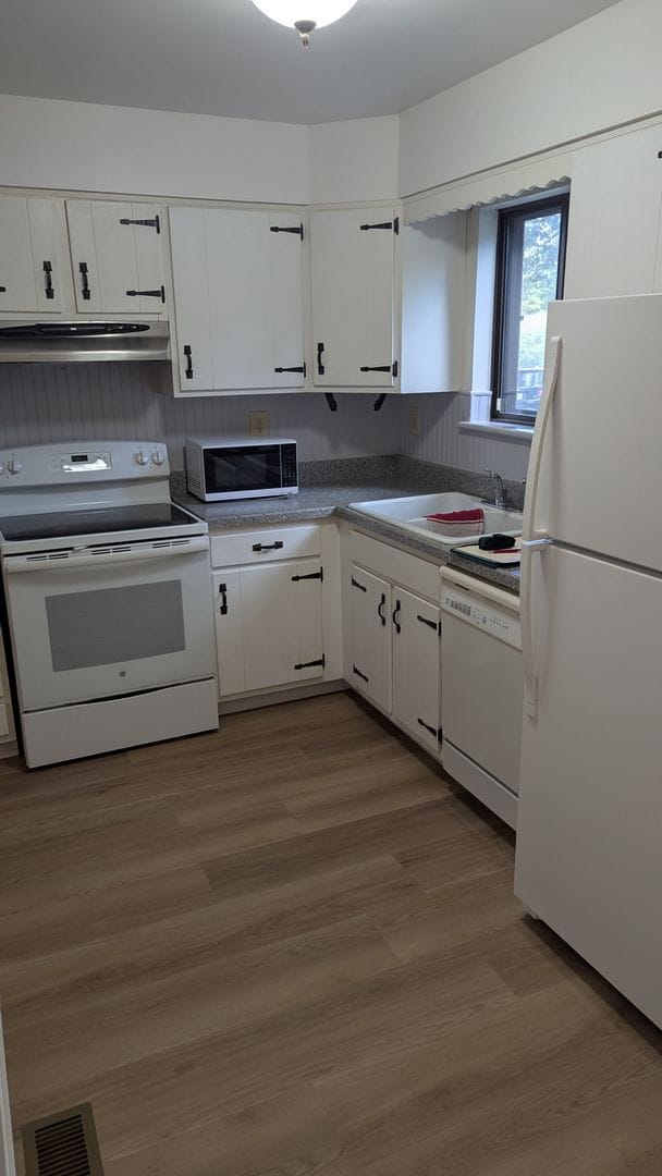 Building Photo - Recently renovated 1st floor condo for ren...
