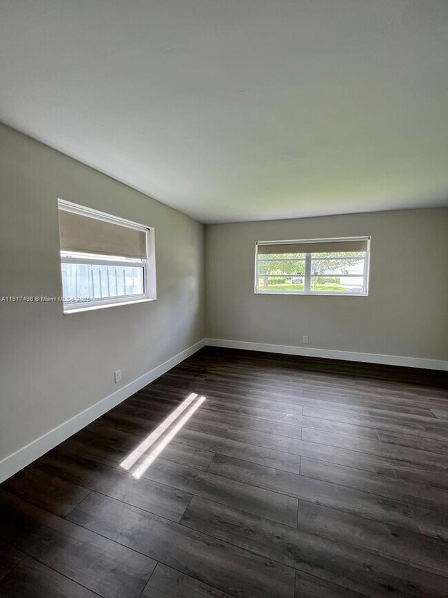 Building Photo - 1931 NE 55th Ct