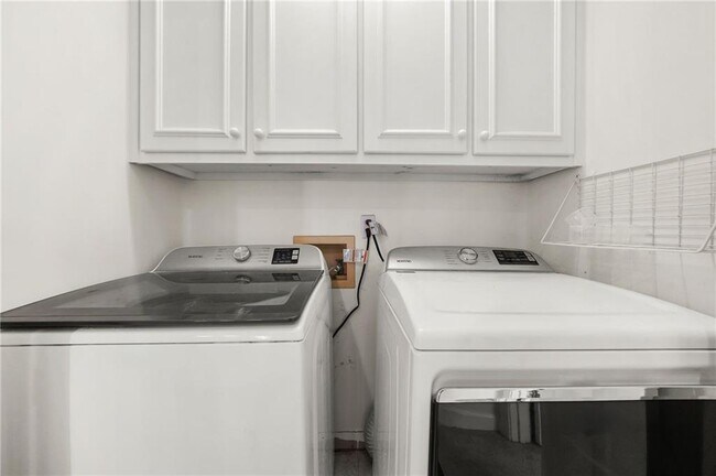 Building Photo - 1086 Pine Grove Ave NE