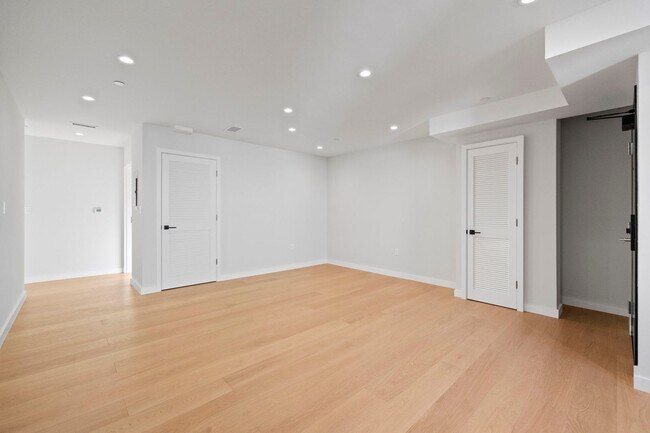 Building Photo - 693 Sutter St