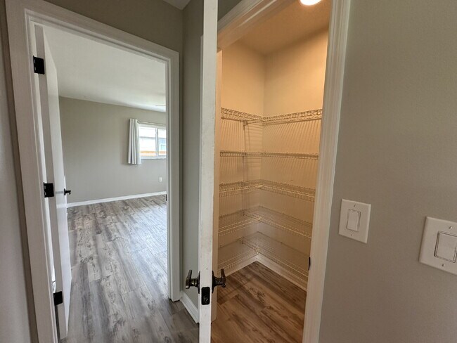 Building Photo - "Charming 3-Bedroom Home in Englewood!"