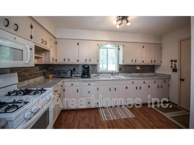 Building Photo - 3901 9th Ln