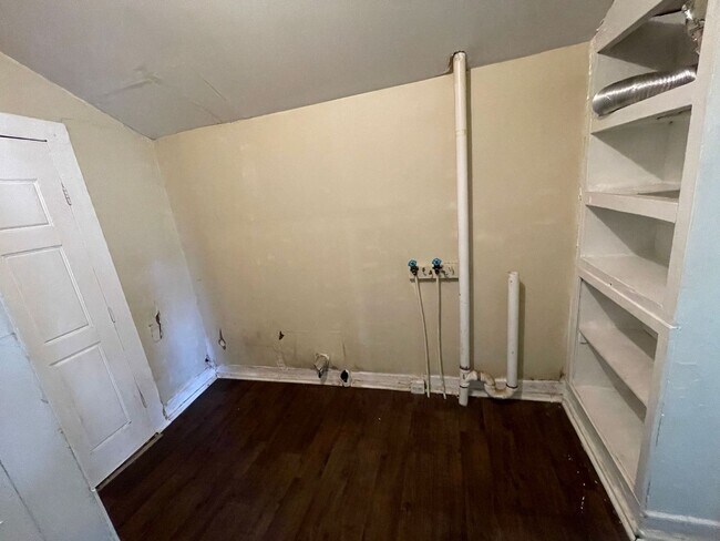 Building Photo - 2 bedroom 1 bathroom house with fenced yard available