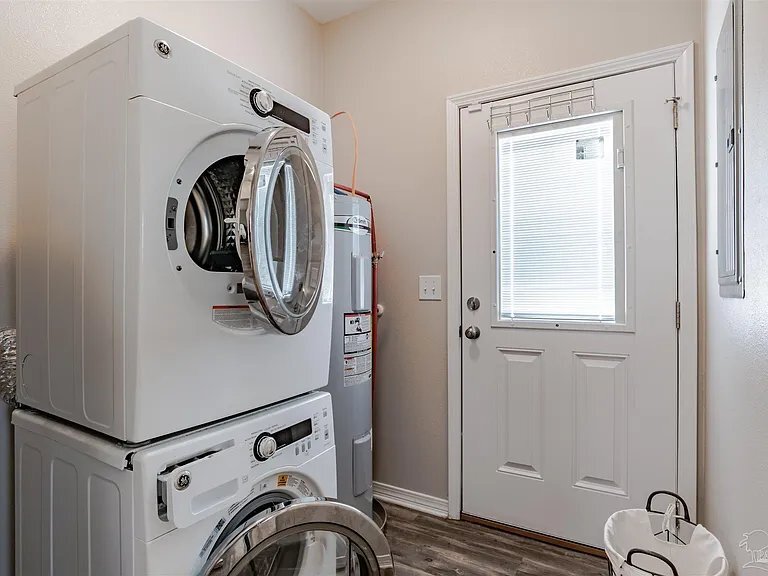 Building Photo - 804 W Belmont St