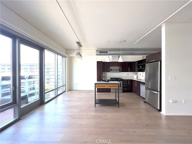 Building Photo - 1100 S Hope St