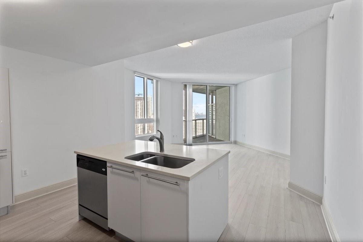 Building Photo - 1900 N Bayshore Dr