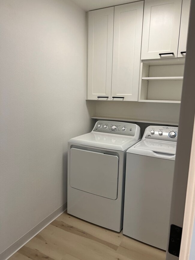 Building Photo - 3 bedroom with an Office!!!!